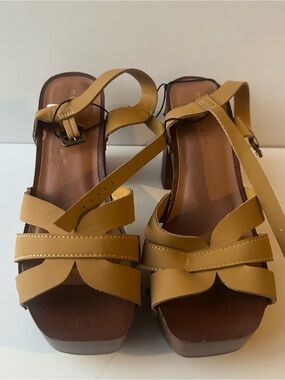Madden Girl Wooden Clogs Platform Heel Strappy Tan Sandals Size 8 Studded